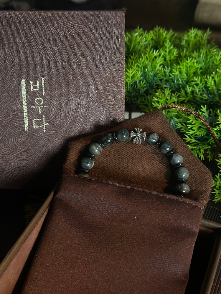 AAA天然イーグルアイ（ホークスアイ）ブレスレット｜925スターリングシルバー クロスチャーム・守護ブレスレット